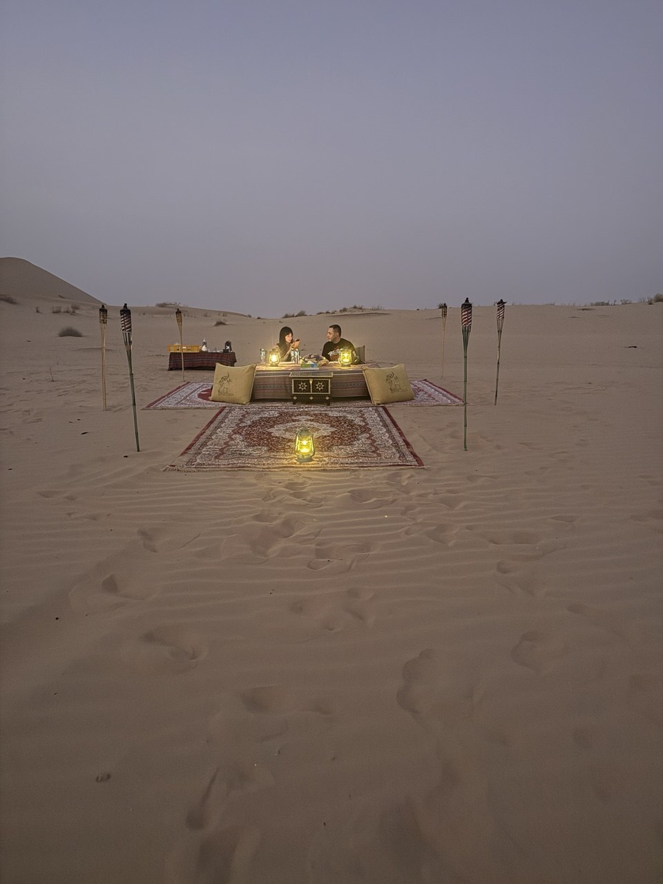 Sand symphony: romantic dinner for two and jeep safari in Abu Dhabi